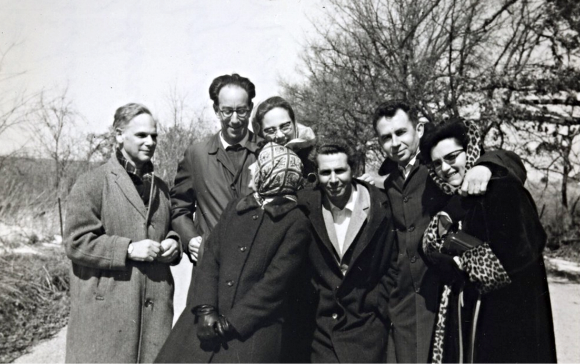 סיים את לימודי הדוקטורט תוך שנתיים בלבד. גליה ושמואל אגמון (מימין) עם עמיתים וחברים במדיסון, ארה"ב, 1966 | Ali Eminov, from Mary Ellen's photo collection