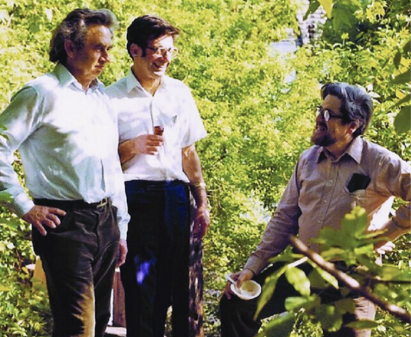 חברות שתחילתה בטעות. אגמון (משמאל) ונירנברג (מימין) עם הנס ויינברג, מינאפוליס, 1980 | מתוך מאמר לזכרו של נירנברג