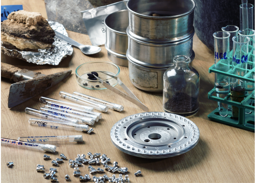 יכולים לזהות אטומי פחמן 14 גם בדגימות זעירות. גרעיני דגנים וגלעיני זיתים מפוחמים, לצד חלק קטן מהציוד שמשמש לעיבוד ראשוני של הדגימות והכנסתן למאיץ | צילום: אוהד הרכס, מכון ויצמן למדע 