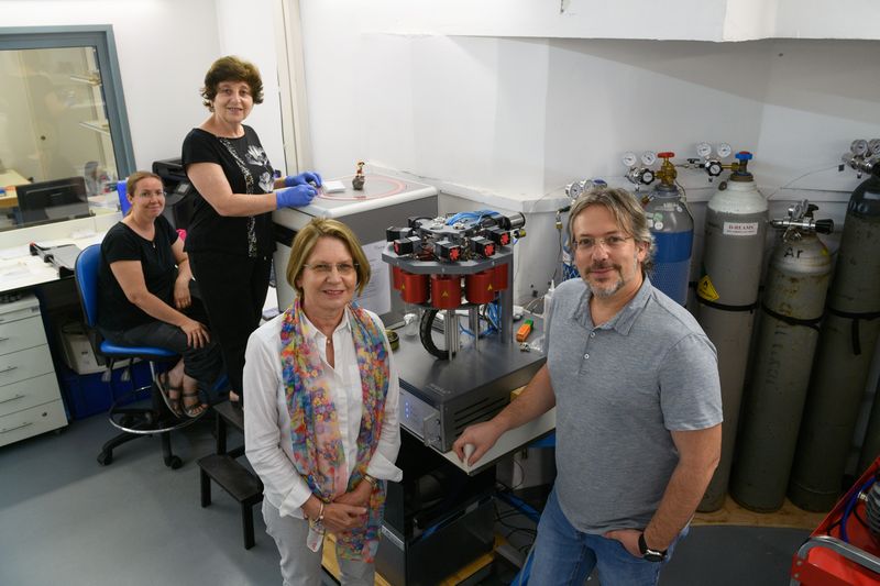 המחקרים המשמעותיים ביותר התאפשרו כשהיה שיתוף פעולה הדוק עם הארכיאולוגים. מימין: ליאור רגב, אליזבטה בוארטו, יבגניה מינץ ויוהנה רגב | צילום: אוהד הרכס, מכון ויצמן למדע 