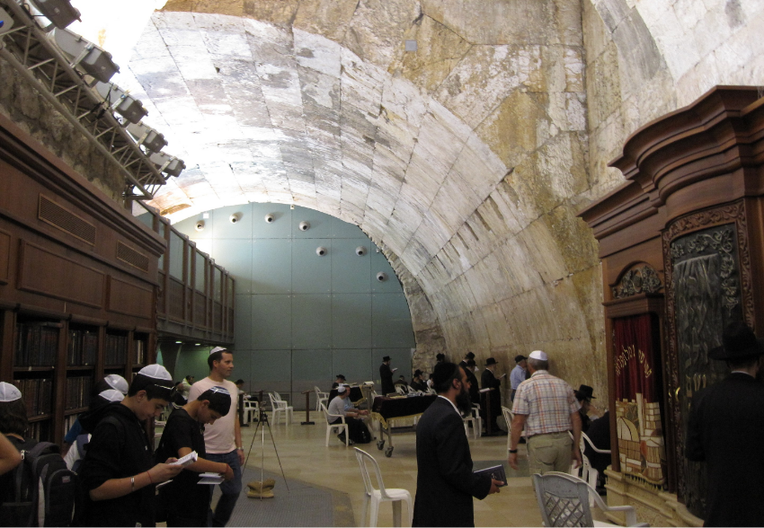 שתי הקשתות הוקמו לפני חורבן הבית השני, והחידה ההיסטורית נפתרה בזכות תארוך פחמן. קשת וילסון במנהרות הכותל | מקור: ויקיפדיה, נחלת הכלל