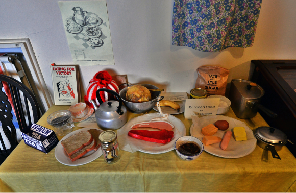 בעקבות הפסקת הקיצוב, צריכת הסוכר והממתקים במדינה הוכפלה כמעט בבת אחת. הקצבת מזון בבריטניה בתקופת מלחמת העולם השנייה | Michelham Priory, World War II Gallery: Typical wartime rations by Michael Garlick/Wikimedia