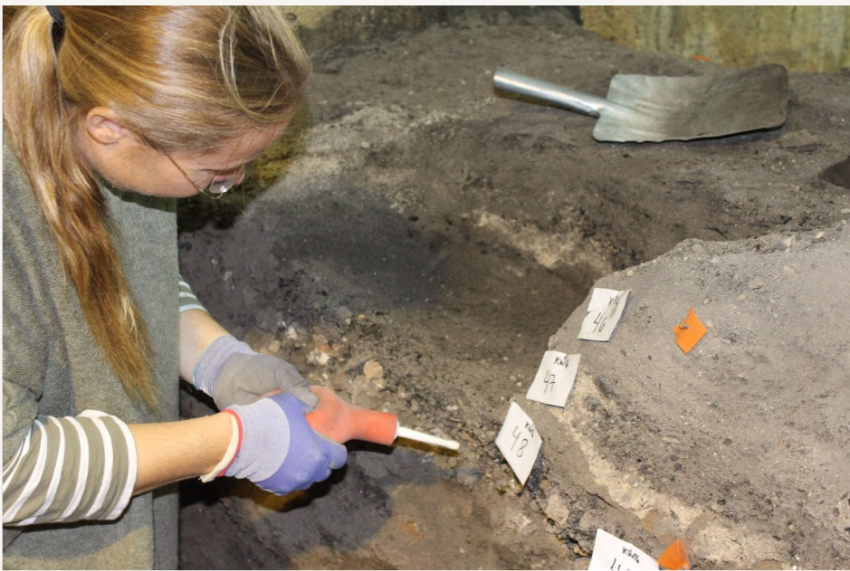 ההקפדה על ההקשר, על שיטת הדגימה ועל ריבוי דגימות מאפשרת לנו דיוק מהפכני בתיארוך. יוהנה רגב נוטלת דגימות בחפירה בירושלים | צילום: יעל ארליך