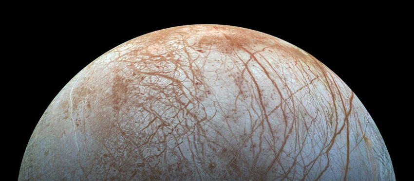 יש תחלופה של חומר בין פני השטח לאוקיינוס הפנימי. פני השטח של אירופה בצילום של החללית האמריקאית ג'ונו | מקור: NASA/JPL-Caltech/SwRI/MSSS