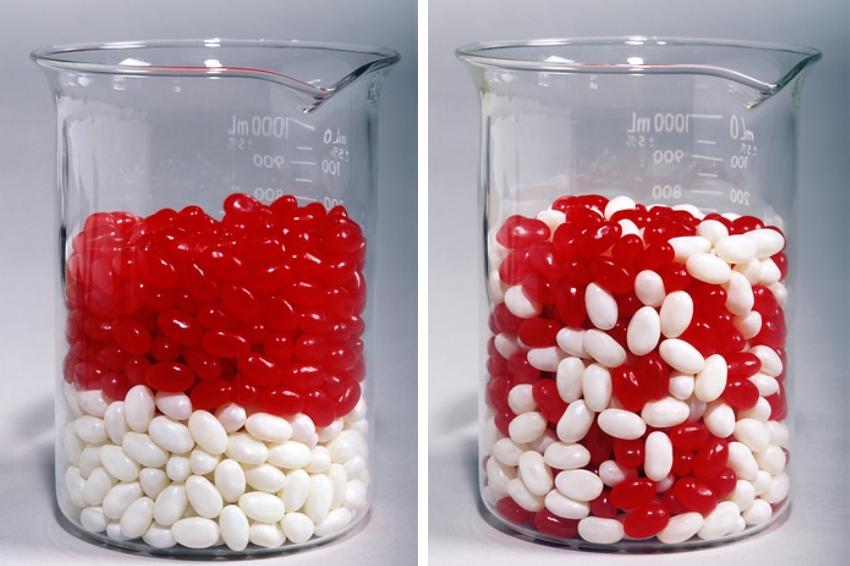 הסיכוי שפאזל יורכב באקראי, או שהסוכריות יסתדרו באקראי בשתי שכבות נפרדות לפי צבעים, הוא קטן עד כדי כך שאפשר להתייחס אליו כאפס. אילוסטרציה של אנטרופיה נמוכה (משמאל) וגבוהה, בעזרת סוכריות לבנות ואדומות | Phil Degginger / Science Photo Library