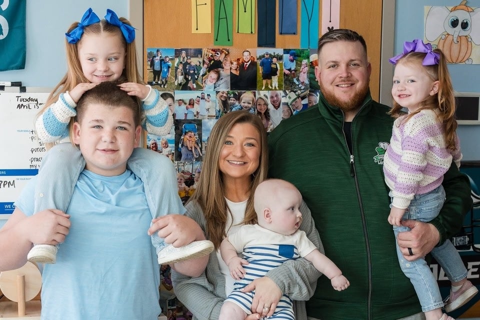 מולדון הצעיר היה לאדם הראשון שטופל בעריכת גנים שנועדה לו בלבד. קיי־ג'יי ומשפחתו | צילום: Children's Hospital of Philadelphia