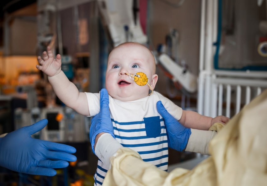 הצלחה זו סוללת את הדרך לטיפולים גניים מותאמים אישית במחלות גנטיות נדירות שכיום הן חֲשׂוּכוֹת מרפא. התינוק שקיבל טיפול גני | Children's Hospital of Philadelphia