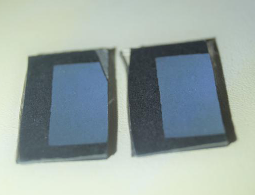 בעוד שהשעווה המומסת הייתה חסרת צבע, כאשר הגבישים נבנו מחדש המשטח נצבע בכחול האופייני לאוכמניות. משטחים עם גבישי שעווה כחולים שיוצרו במהלך הניסוי | Rox Middleton