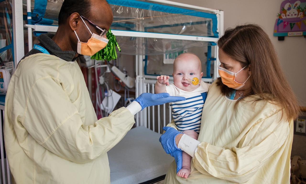 הטיפול הפך את המחלה שלו לקלה בהרבה. קיי־ג'יי לאחר הטיפול, עם שניים מהחוקרים שטיפלו בו רבקה ארנס-ניקלס (מימין) וקיראן מוסונורו | צילום: Children's Hospital of Philadelphia