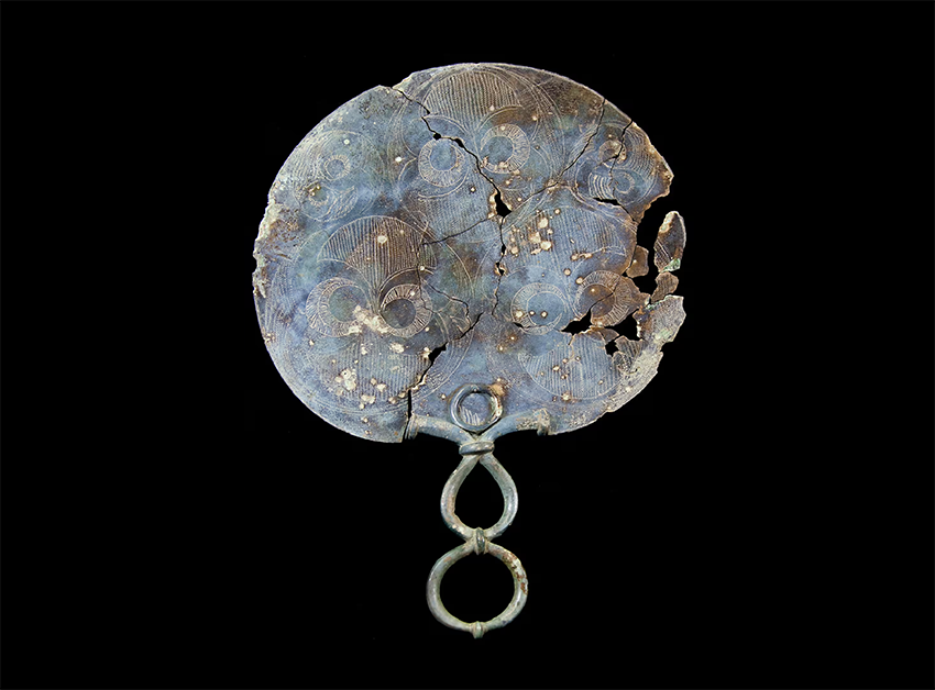 ממצאי המחקר מרמזים כי לנשים היה תפקיד מרכזי בשימור המסורת והתרבות המקומית. מראה מקושטת מברונזה מאתר החפירות | Chris Moody/Bournemouth University