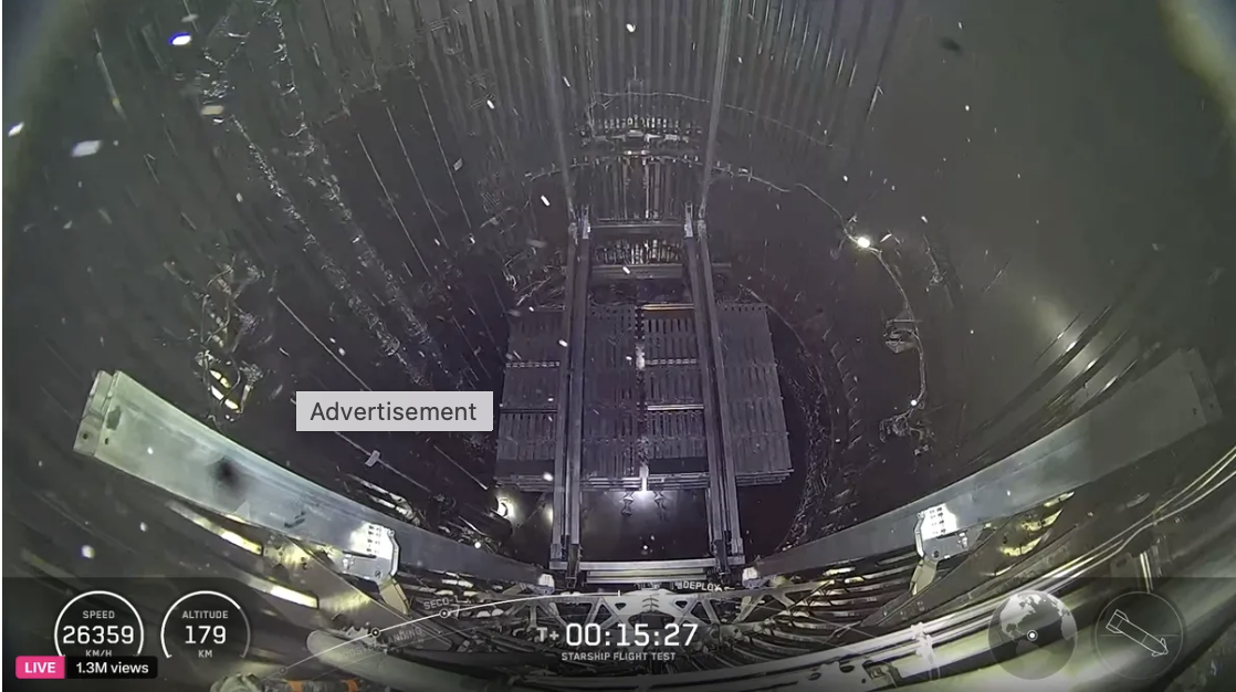 דלתות תא המטען נתקעו. לווייני הדמה, בצורה ובגודל של לווייני סטארלינק מהדור החדש, בתא המטען של ה"שיפ" | מתוך השידור של SpaceX