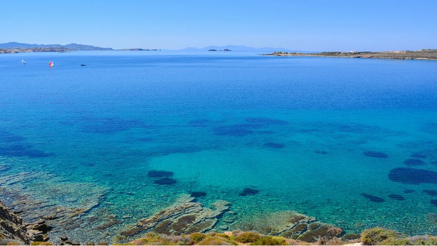 הכרייה והעיבוד של המתכות זיהמו גם את הים. חוף הים האגאי, שם זוהו זיהומי עופרת | צילום: Nefeli Kavvada/Unsplash