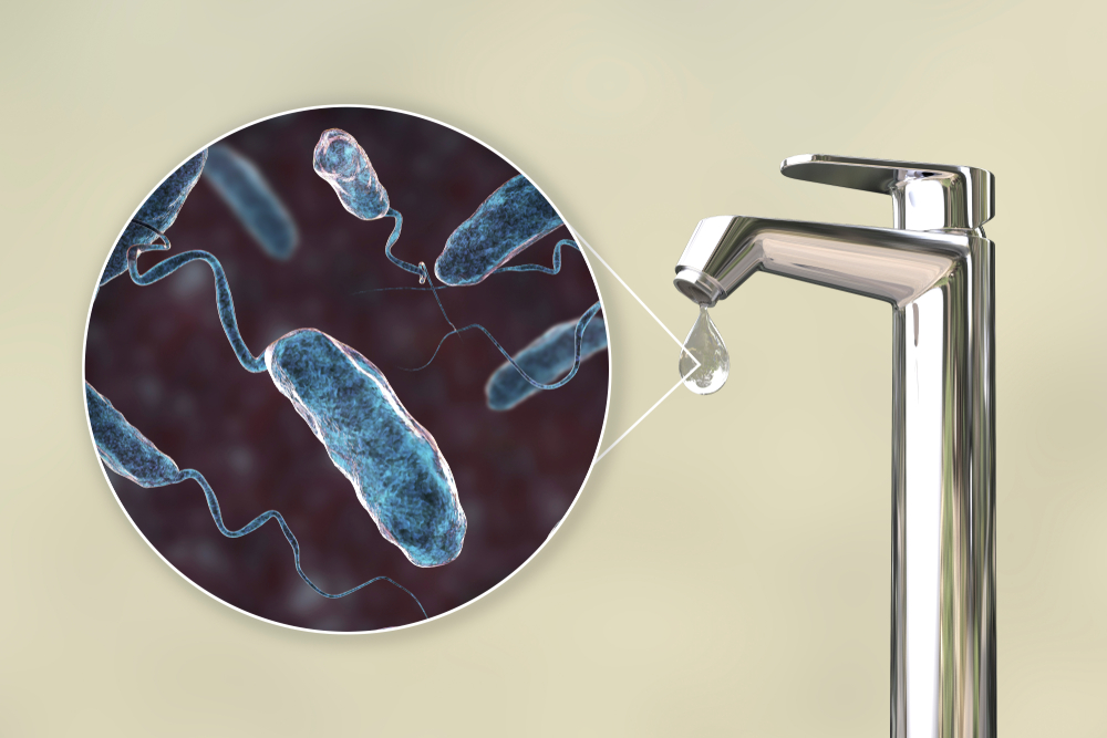 ההדבקה מתבצעת דרך הפה, בדרך כלל בשתיית מים מזוהמים, ולכן נפוצה במדינות בהן לתושבים אין נגישות למי שתיה מטופלים ואיכותיים. אילוסטרציה של חיידקי כולרה יוצאים מהברז | Shutterstock, Kateryna Kon