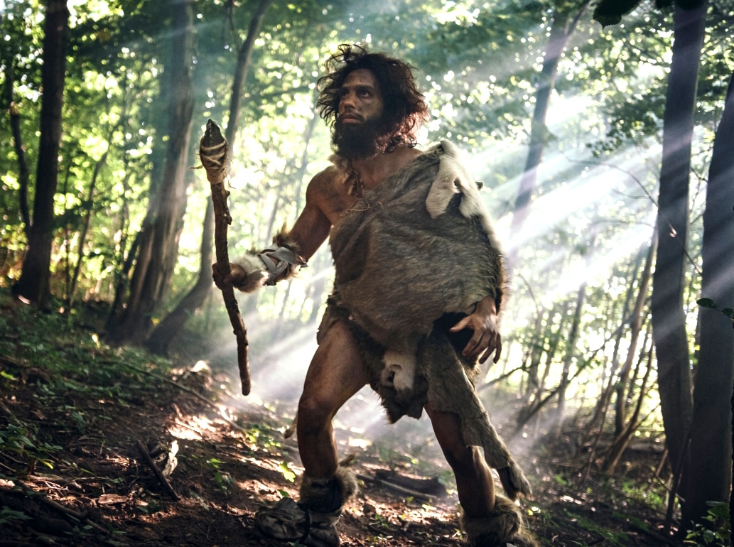 יוצרי החניתות היו בני אדם ניאנדרטלים. אדם קדום עם חנית | Shutterstock, Gorodenkoff