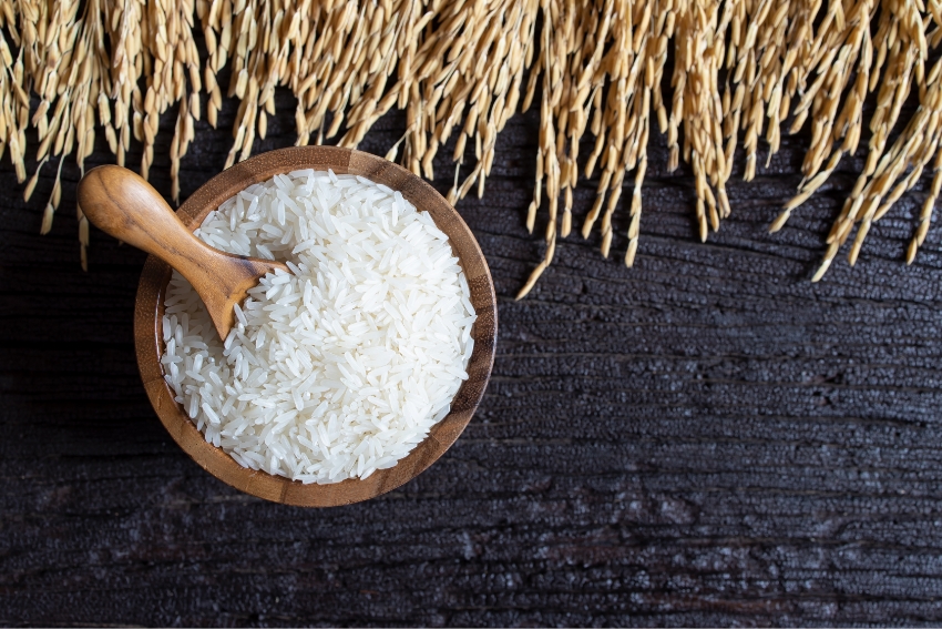 הגידולים המהונדסים הניבו יבול גבוה עד כמעט כפליים מאורז רגיל בתנאי חום, ושמרו על איכות מעולה. אורז יסמין בקערת עץ | Surakit Sawangchit, Shutterstock