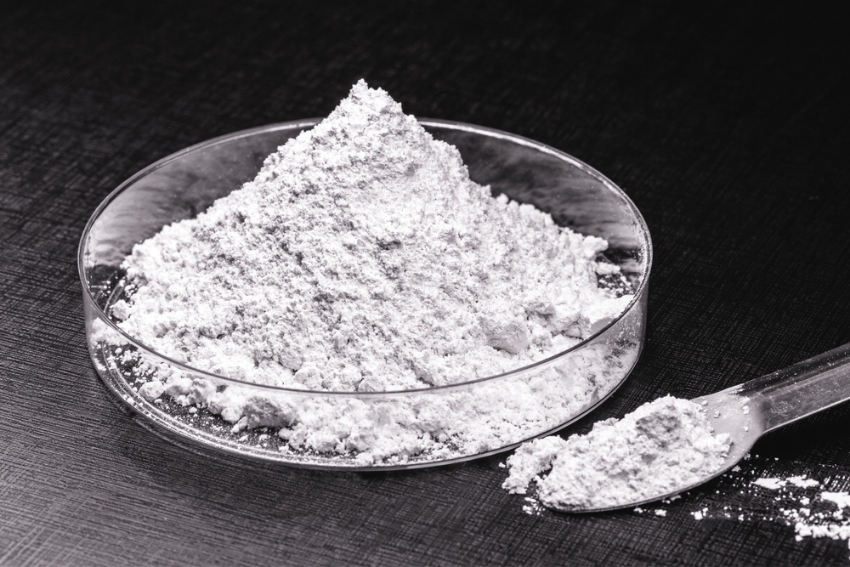 בצמחים שטופלו בסיליקה השערות הבלוטיות על הגבעול השתנו. צורן דו-חמצני (סיליקה) בצלחת פטרי | RHJPhtotos, Shutterstock