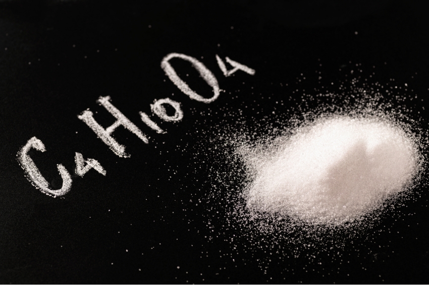 תחליף סוכר נפוץ השייך למשפחת הממתיקים הרב-כוהליים. תלולית של גרגרי אריתריטול ונוסחתו הכימית | Yushchuk Myroslava, Shutterstock