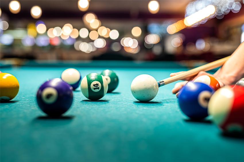 מבחינת חוקי ניוטון, התנגשות בין כדורי ביליארד היא הגיונית ופיזיקלית באותה מידה  אם נסתכל עליה קדימה או אחורה בזמן. שחקן ביליארד | Shutterstock, RomanR