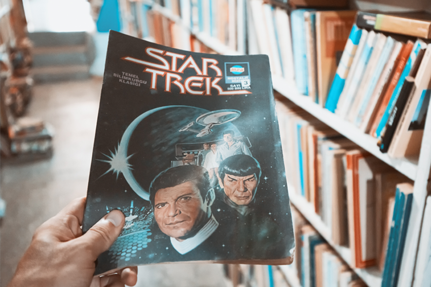 טכנו-באבל הוא כלי עלילתי נוח, שנולד בסדרת המדע הבדיוני "מסע בין כוכבים". קומיקס של מסע בין כוכבים עם כוכבי הסדרה המקורית | Shutterstock, frantic00