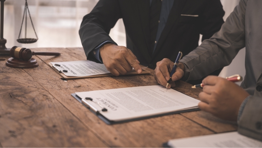 השפה המשפטית מבוססת במידה רבה על הסתרה ועל קודים שמובנים רק ליודעי דבר. חתימה על חוזים משפטיים | Shutterstock, R Photography Background