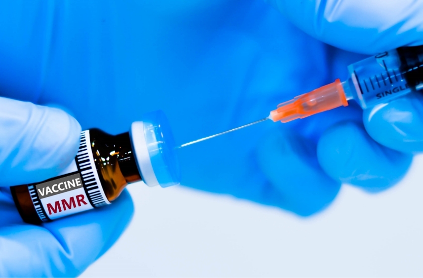 כיסוי חיסוני נאות בכל ארצות הברית היה מונע כמעט את כל המקרים האלה, שביניהם 121 איש שאושפזו בגלל מחלתם ושלושת הקורבנות שאיבדו את חייהם. בקבוקון חיסון נגד חצבת, חזרת ואדמת | Shutterstock, Kitsawet Saethao