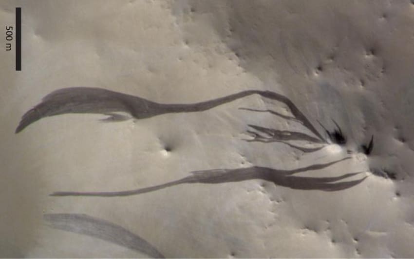 כנראה לא נחלים זורמים. פסים כהים עונתיים שצילם הלוויין ExoMars באזור Arabia Terra במאדים. המחקר החדש העלה את הסבירות שמדובר במפולות אבק | מקור: NASA