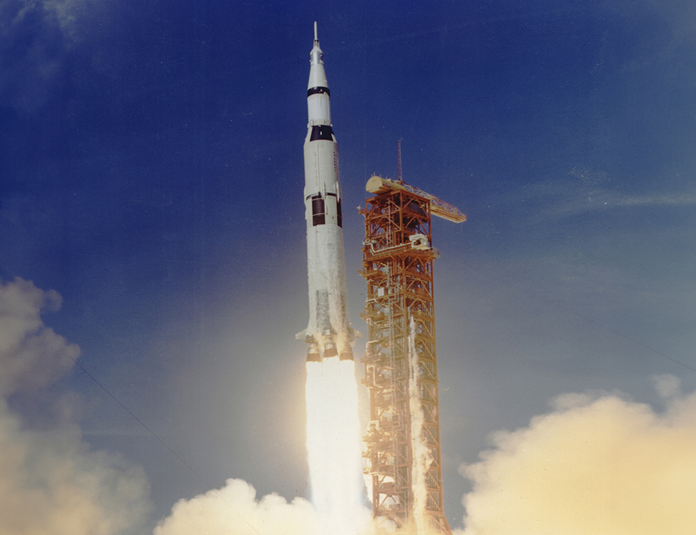 הטיל הגדול מכולם פעל לפי אותם עקרונות של הרקטות הפשוטות של גודרד: שריפת דלק ופליטה של הגזים בלחץ גבוה. שיגור טיל סטורן 5 בדרך לנחיתה הראשונה של בני אדם על הירח, 1969 | צילום: NASA