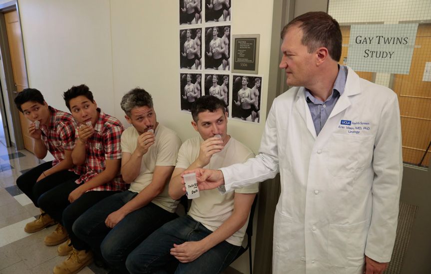 אם תאום אחד הומו הסבירות שהתאום השני יהיה גם הומו גדולה למדי. החוקר הצרפתי אריק וילה (Vilain) אוסף דגימות DNA מתאומים, למחקר על נטייה מינית | צילום: Thierry Berrod, Mona Lisa Production / Science Photo Library