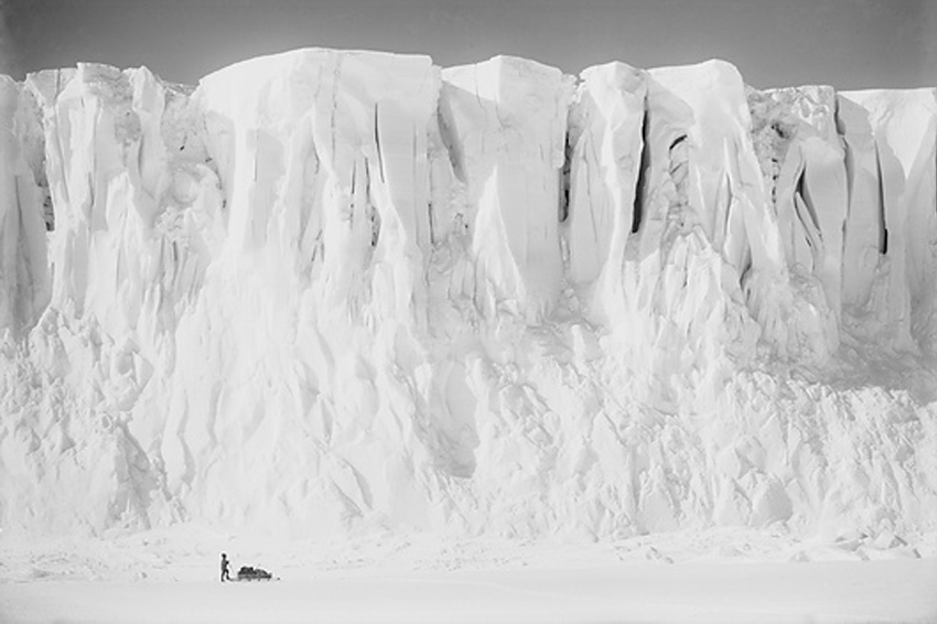 האם קרחונים כאלו נראו פעם סמוך לקו המשווה? חבר משלחת חקר רוסית לאנטארקטיקה סמוך לקרחון, 1911 | Scott Polar Research Institute / Science Photo Library