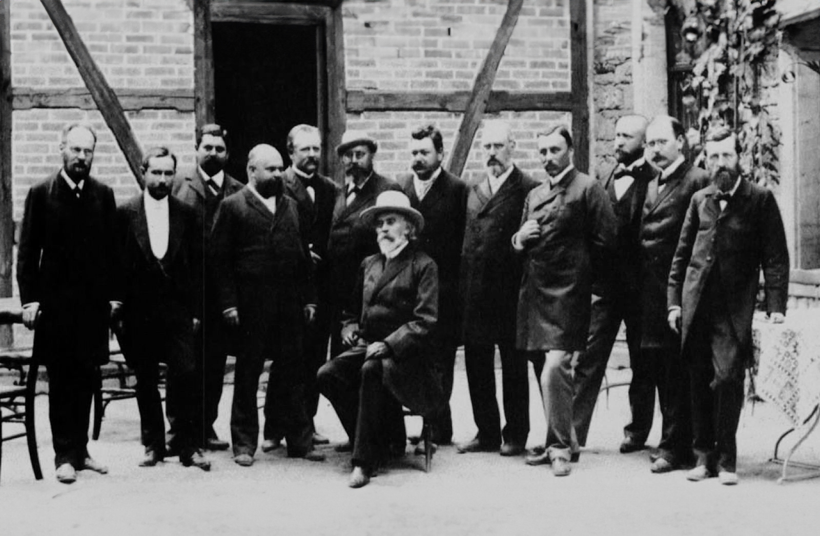 הותיר חותם עמוק בעולם הכימיה. ארלנמאייר, יושב במרכז, עם חברים ועמיתים באירוע ליום הולדתו ה-70 בביתו באשפנבורג. שני מימין בנו, הכימאי אמיל ארנלמאייר הבן | מקור: ויקיפדיה, נחלת הכלל