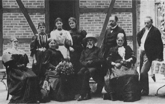 העמיד יורשים בעולם הכימיה. אמיל ארלנמאייר (יושב במרכז) עם רעייתו אוגוסטה וכמה מצאצאיהם באירוע לכבוד יום הולדתו ה-70, ב-1895 | מקור: ויקיפדיה, נחלת הכלל