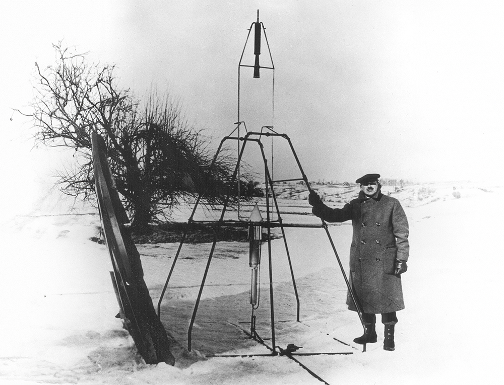 הגיע מטיסות של 12 מטרים לגובה כמה קילומטרים. רוברט גודרד עם הרקטה הראשונה שהונעה בדלק נוזלי, 1926 | מקור: ויקיפדיה, נחלת הכלל