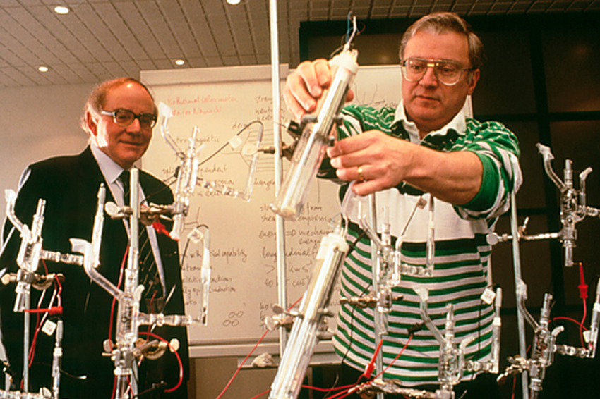 הדיווח על היתוך קר נולד מצירוף של ניסוי בלתי ניתן לשחזור, שנעשה בתנאים בעייתים, פרשנות מופרזת של הממצאים וביטחון עצמי חסר בסיס. פליישמן (משמאל) ופונס במעבדתם | Philippe Plailly / Science Photo Library