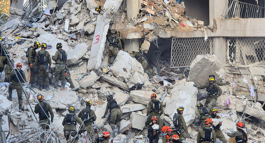 אגף שלם קרס. כוחות הצלה בהריסות בניין בבת ים שנהרס מפגיעת טיל איראני | צילום: יואב קרן, ויקיפדיה, CC BY-SA 3.0