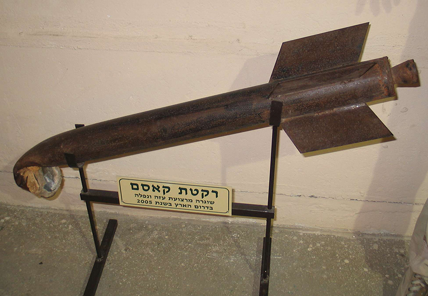 אחת הרקטות הפשוטות ביותר. רקטת קסאם ששיגר חמאס לישראל, מוצגת במוזיאון בתי האוסף בתל אביב | צילום: Bukvoed, Wikipedia