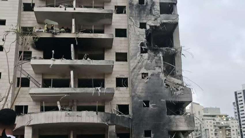 ממ"ד אחד לא עמד בפגיעה הישירה, אבל עשרות אנשים בממ"דים אחרים ניצלו גם במרחק מזערי מהפיצוץ. זירת הפגיעה בפתח תקווה | צילום: יאיר שגיא, Ynet