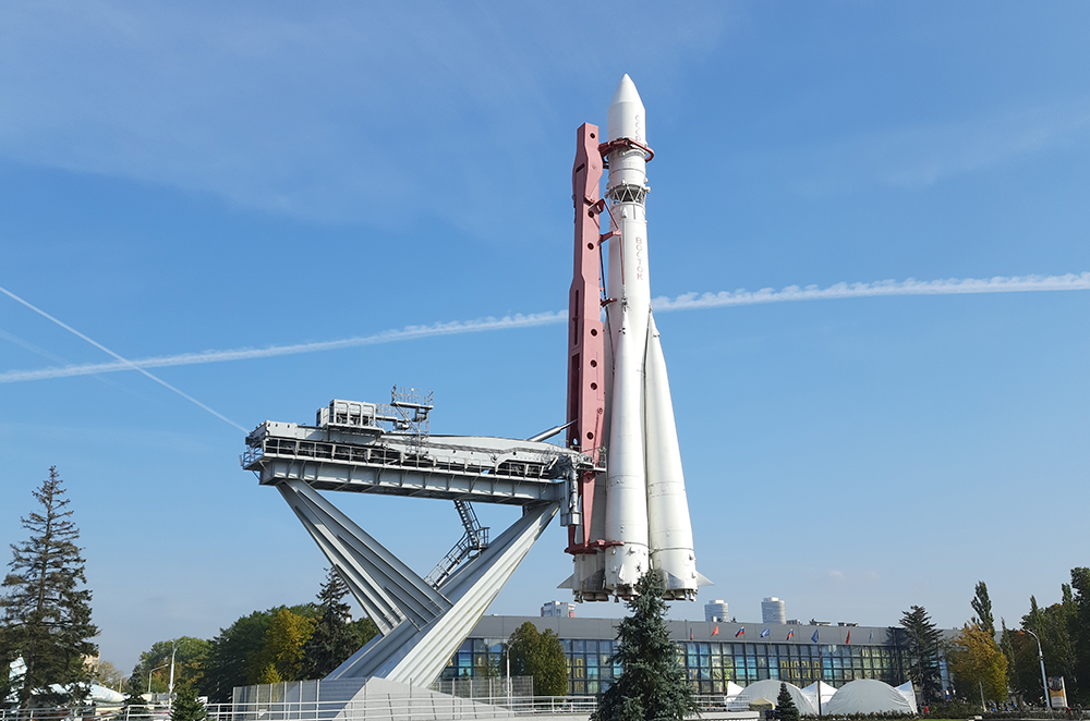 הטיל שהביא את האנושות לחלל. דגם של טיל R7, הטיל הבליסטי שהוסב להצבת מטענים בחלל, ושימש גם לשיגור בני אדם | מקור: MBH, Wikipedia