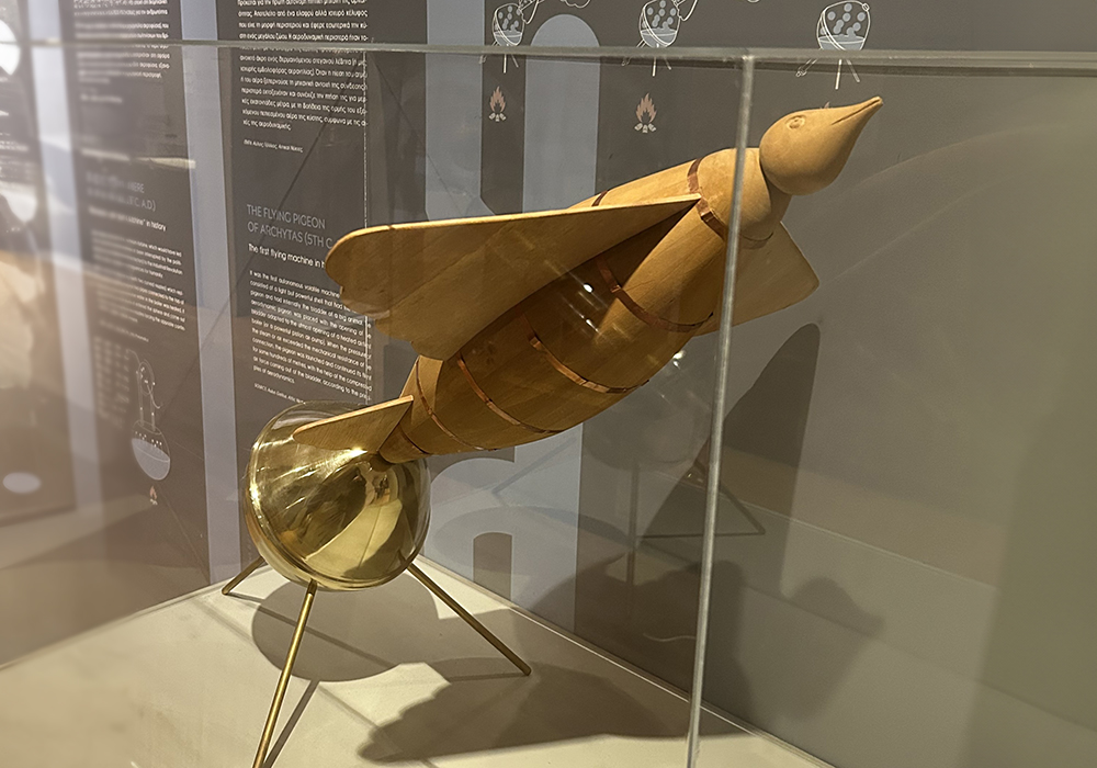 יישום מוקדם של חוקי ניוטון, כמעט 2,000 שנה לפני שניוטון נולד. דגם של הציפור ה"מעופפת" של ארכיטס במוזיאון קוסטנס באתונה | צילום: Aga39memnon, Wikipedia