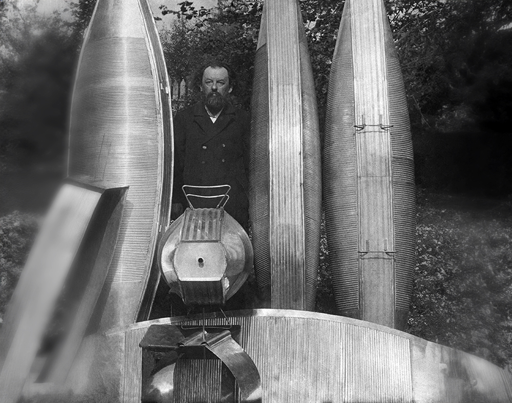 הציע פתרונות מעשיים, בין השאר לתחום הרקטות והטיסה לחלל. ציולקוסבסקי ב-1913 | מקור: ויקיפדיה, נחלת הכלל 