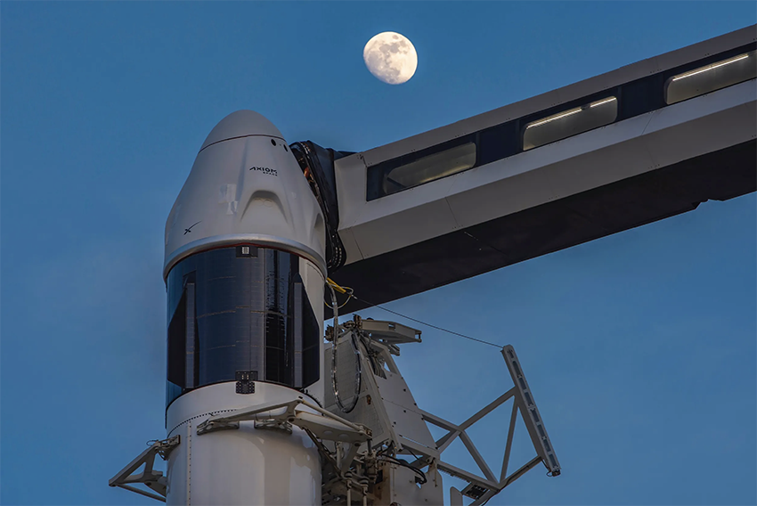 בינתיים לא ממריאים. חללית הדרגון של משימת AX-4 על טיל הפלקון 9 של ספייס אקס במרכז החלל קנדי בפלורידה | צילום: SpaceX