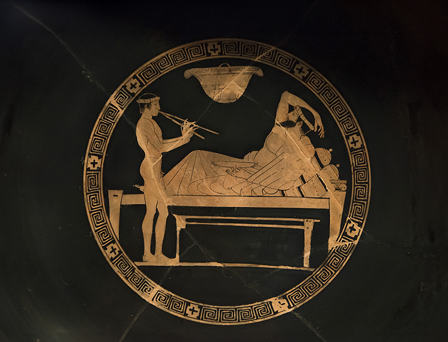יש ראיות ליחסים הומוסקסואליים בתרבויות עתיקות רבות. נער עירוֹם מנגן באאולוס ללקוח בסימפוזיון באתונה, בסביבות 475 - 425 לפנה"ס | צילום: Egisto Sani, CC BY-NC-SA 2.0, via Flickr