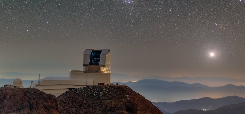 שמיים נקיים מזיהום אוויר וזיהום אור. טלסקופ ורה רובין בפסגת הר סרו פצ'ון בצ'ילה | צילום: RubinObs/NOIRLab/SLAC/NSF/DOE/AURA/P. Horálek (Institute of Physics in Opava)