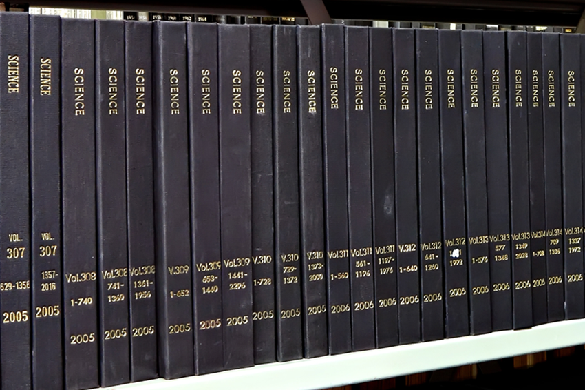 תביעה ייצוגית הוגשה נגד שש הוצאות לאור גדולות של כתבי עת מדעיים, בטענה שהן הרוויחו מיליארדי דולרים, ניצלו חוקרים לעבודה ללא שכר על שיפוט מאמרים, והתנו בה את פרסום המאמרים. מהדורות ישנות של כתב העת Science בספריה | Shutterstock, Protasov AN