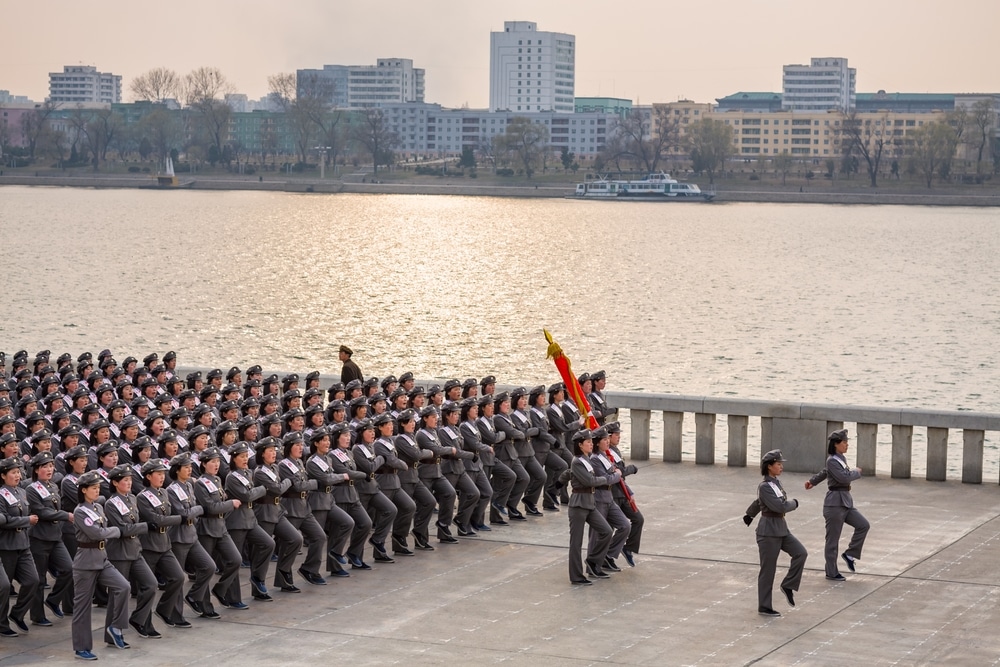 משטרים רודניים לא מעטים שוקדים לגרום לאזרחיהם להפנים את חוסר האונים הנרכש. חיילות צבא קוריאה הצפונית צועדות | Pvince73, Shuttertsock