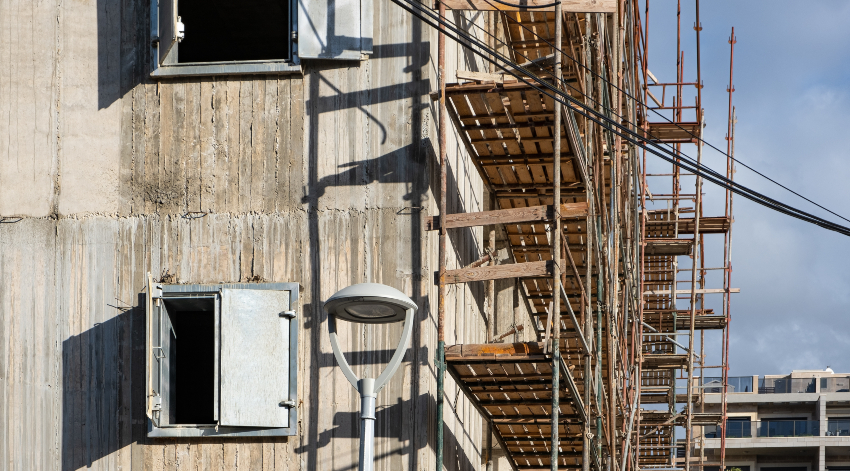 קירות הבטון המזוין יורדים עד יסודות הבניין, מה שמגדיל את העמידות והחוזק שלהם. ממ"דים בבניין בבנייה | צילום: ArieStudio, Shutterstock