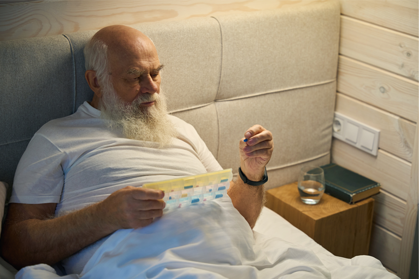 תרופות לשינה עלולות ליצור תלות גופנית ונפשית, כלומר המטופל מתרגל אליהן ויתקשה מאוד להירדם בלעדיהן. אדם מבוגר נוטל תרופה לשינה | YAKOBCHUK VIACHESLAV, Shutterstock
