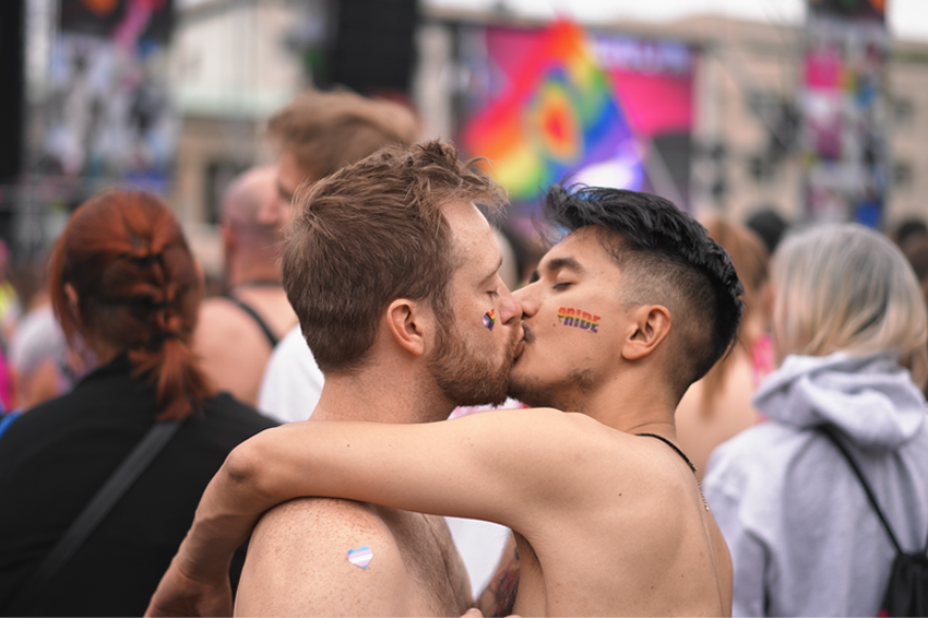 לכל אדם מגיעות זכויות שוות והגנה מאפליה. זוג גברים מתנשקים במצעד הגאווה בברלין | צילום: SibRapid, Shutterstock