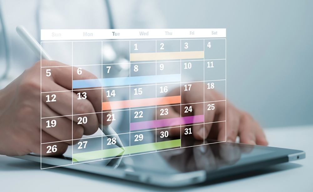 הכלים הללו מסייעים גם לרופאים במרפאה לנהל טוב יותר את זמנם. רופא מתכנן את לוח הזמנים ביומן | raker, Shutterstock