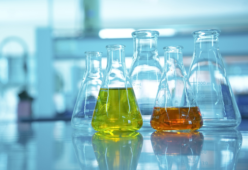 הפך לאחד הסמלים החזותיים המזוהים ביותר עם כימיה ועם מדע בכלל. בקבוקי ארלנמאייר | צילום: biDaala studio, Shutterstock