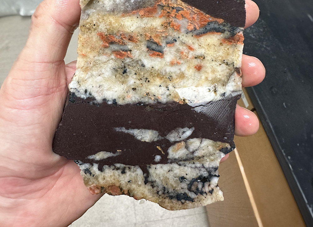 משקלם הרב של הקרחונים דוחס את הקרקע שמתחתם ומחדיר אותה לתוך סלעי הבסיס. אבן עם עורק חום-אדמדם שעובר בתוך סלעים אחרים | Liam Courtney-Davies